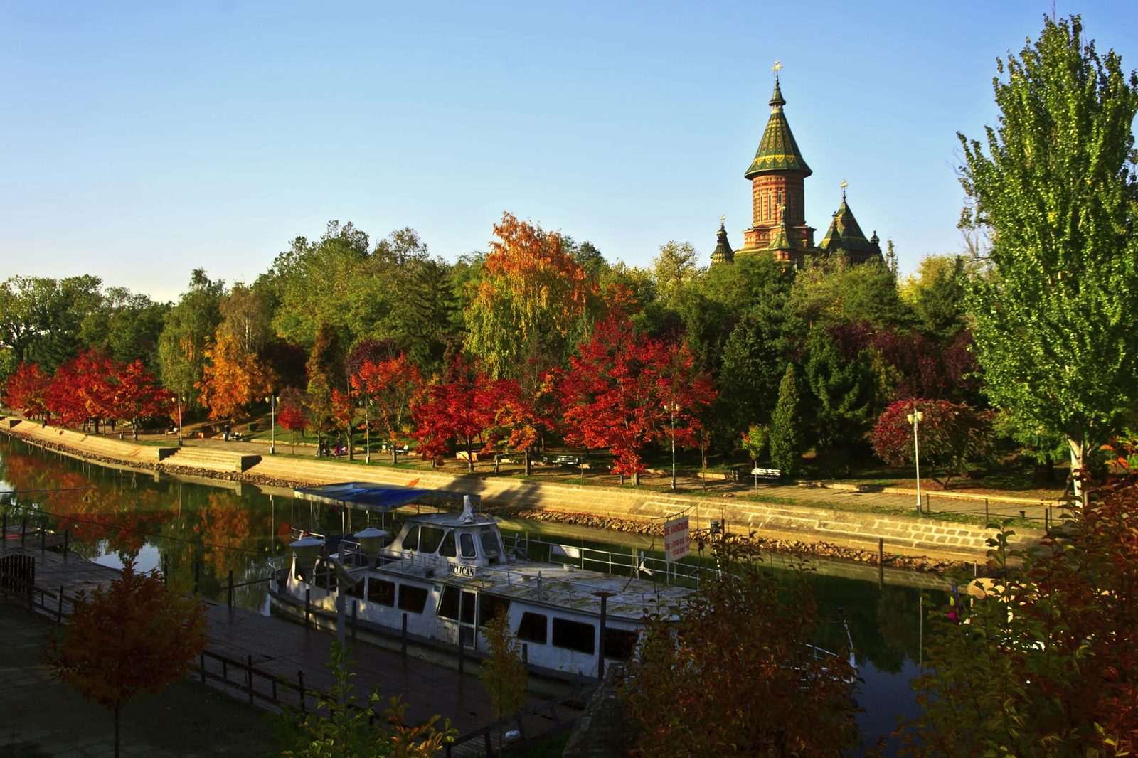 Catedrala Mitropolitană și parcul de pe malul canalului Bega, Timișoara